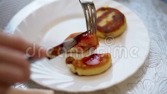 美味的自制奶酪薄饼和葡萄干红电流果酱在一个白色的盘子视频的预览图