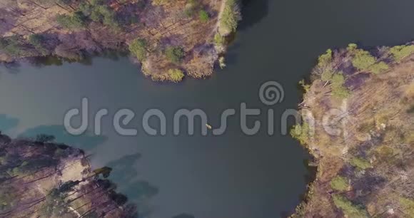 空中拍摄的小船在一条美丽的宽反射河中间积极的生活方式与视频的预览图