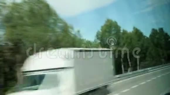 从观光巴士之窗眺望青山海天视频的预览图