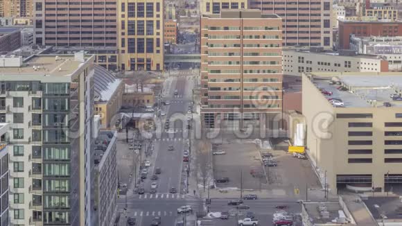 下午4点UHDTimela在明尼阿波利斯市中心的中等高度办公室和住宅区之间的中等交通镜头视频的预览图