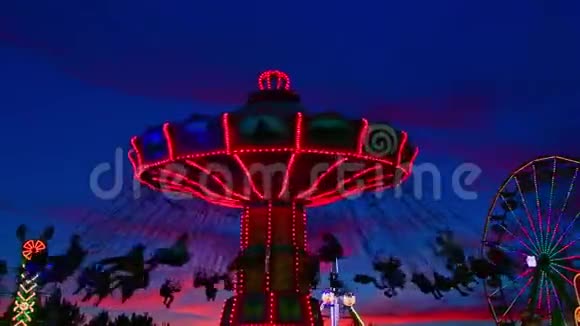 在县集市举行的嘉年华会上有秋千座位日落时旋转视频的预览图