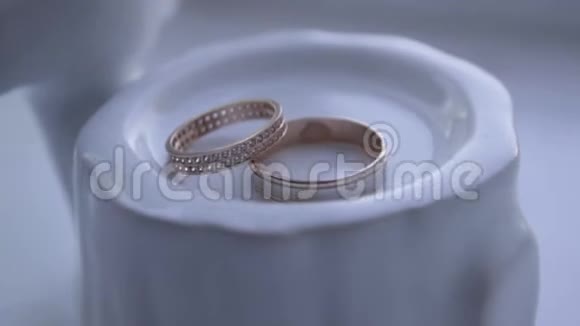桌子上两个结婚戒指的组成视频的预览图