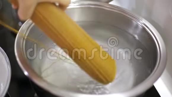 用沸水把意大利面煮成砂锅视频的预览图