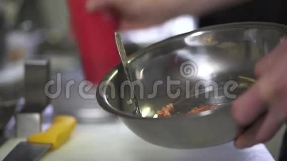 厨房上的厨师锅用肉鱼和油在不锈锅中准备酱汁或腌料关门视频的预览图
