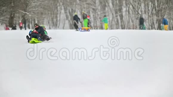 雪橇上的冬假快乐视频的预览图