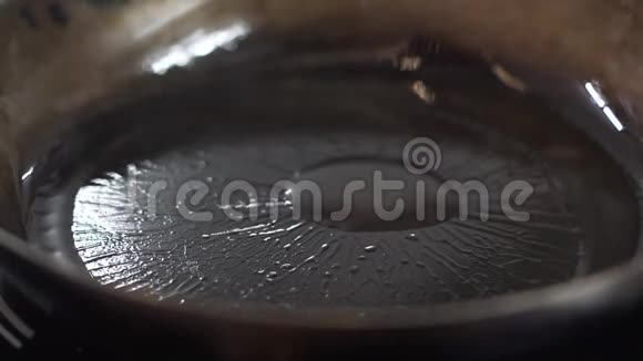 将香草和橄榄油放在煎锅上厨师加入大蒜厨师准备素食视频的预览图