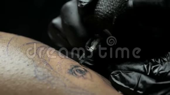 艺术家的双手纹身男人皮肤视频的预览图