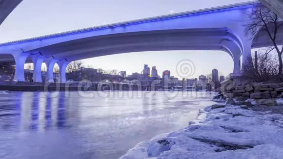 明尼阿波利斯的广角城市景观从标志性的蓝色照明35W桥下视频的预览图