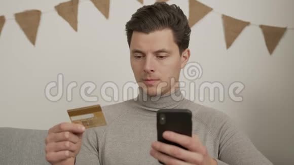 年轻人在圣诞节买东西从信用卡输入数据视频的预览图