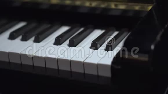 关闭钢琴键的视图钢琴键盘背景具有选择性聚焦靠近正面相机左移视频的预览图