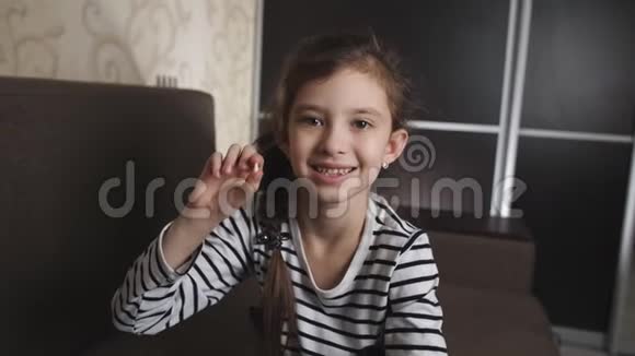 小女孩的肖像出现在相机掉落的婴儿牙齿上视频的预览图
