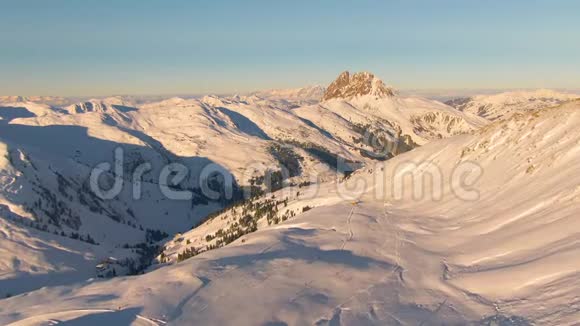 奥地利阿尔卑斯山滑雪胜地景观视频的预览图