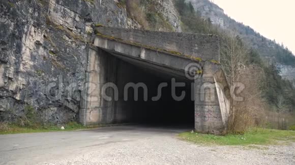 汽车路山上的老隧道隧道的入口视频的预览图