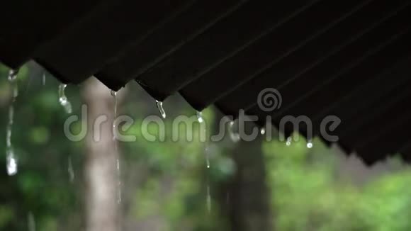 雨滴沿着屋顶向上跑并在雨篷下缓慢移动热带雨视频的预览图