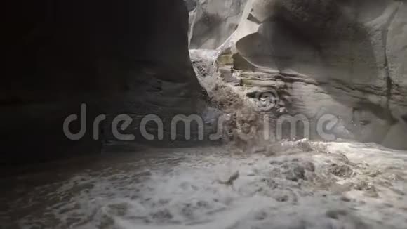 粗糙的河流流经多岩石山脉水流湍急有一个有趣的洞穴有一个湖和一个小瀑布视频的预览图
