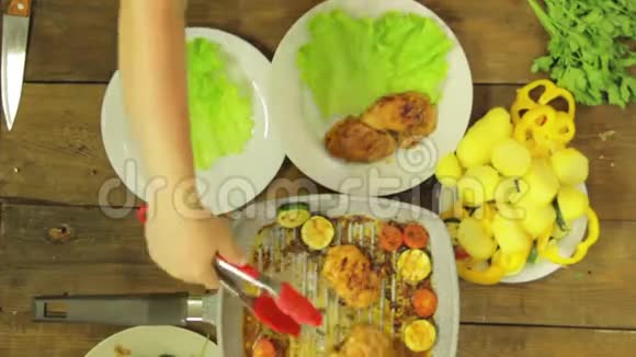 女性手把烤盘里的成品鸡放进沙拉盘里时间跨度视频的预览图