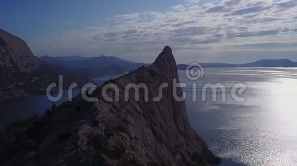 鸟瞰通过克里米亚岩石的大海的晨景从4K的卡普奇克角俯瞰蓝湾美景视频的预览图