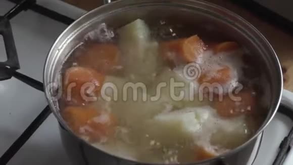 土豆炖锅里的胡萝卜视频的预览图