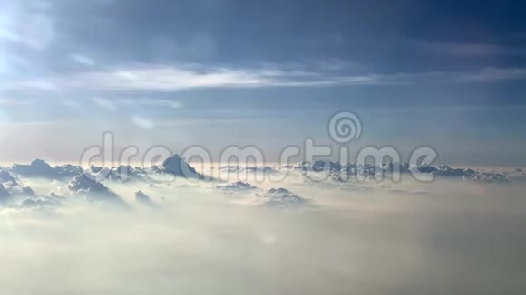 背景鸟瞰白云在蓝天空中日射室外的壁纸自由视频的预览图