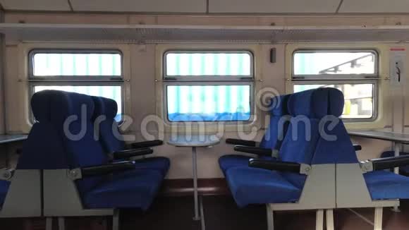 空座在火车上火车在运动视频的预览图