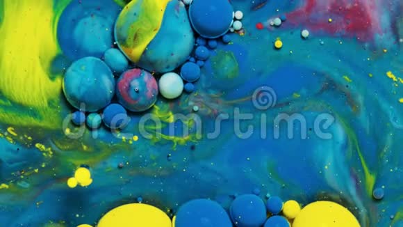 蓝色和黄色的油墨反应形成一个美丽的结构油漆气泡视频的预览图