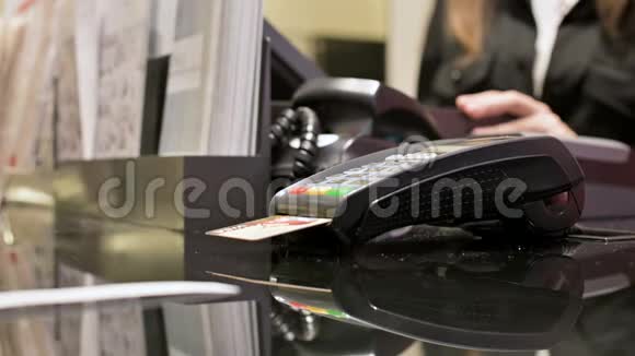 信用卡支付的特写读卡器女人付完付款终端后手里的支票掉了下来视频的预览图