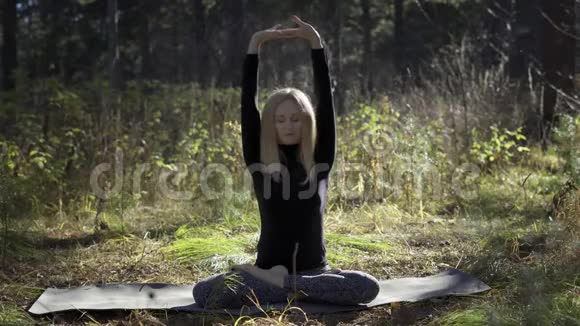 女人在森林里做瑜伽视频的预览图