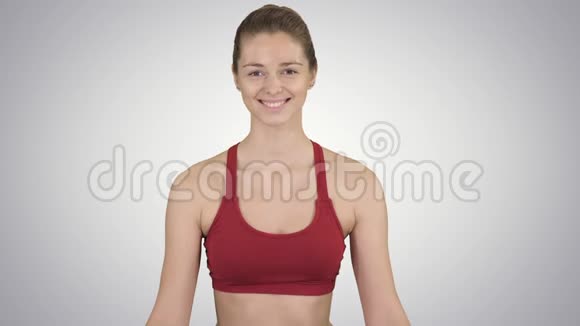 女子练习瑜伽冥想微笑梯度背景视频的预览图