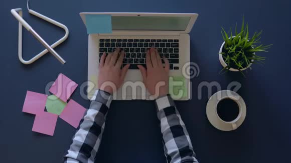 商务女性坐在桌子旁喝咖啡时在笔记本电脑上打字上面有商业创意的贴纸视频的预览图