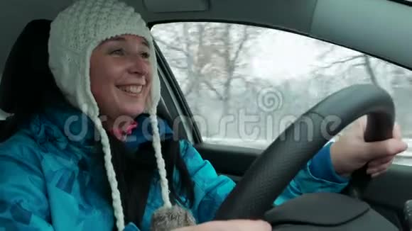 年轻的女司机微笑着开车视频的预览图