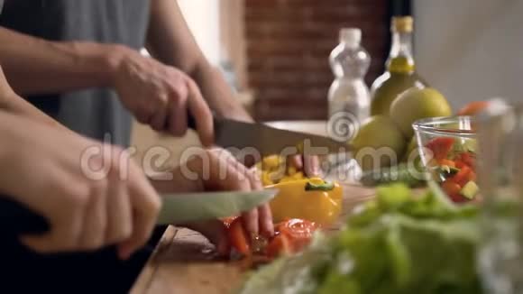 近镜头男女手切菜视频的预览图