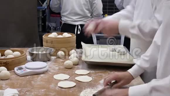 人们在面团包饺子之前揉搓面团的动作视频的预览图