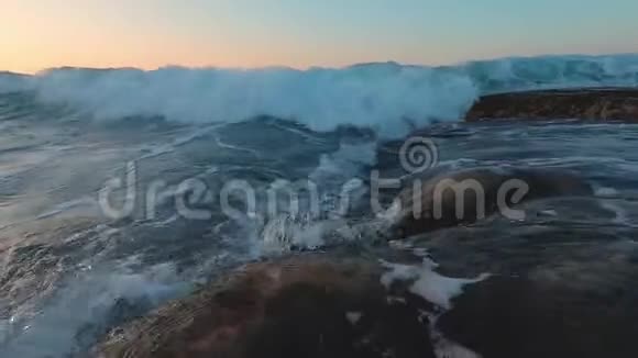 海浪的缓慢运动使日落海上日出海滩和跳舞的海浪在沙滩上视频的预览图