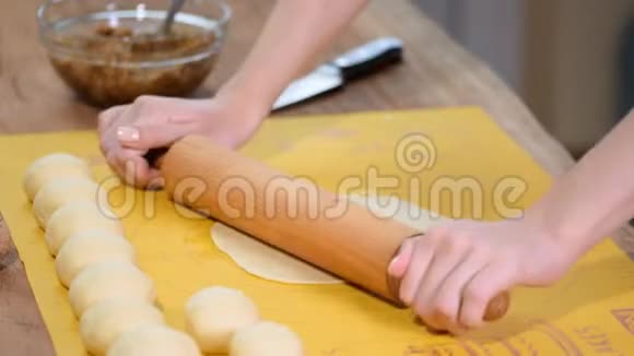 女性手把坚果馅放在面团上做甜核桃包子视频的预览图