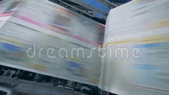 工作输送机在印刷设施中移动印刷报纸视频的预览图