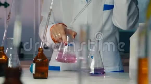 实验室助理用液体样品摇瓶视频的预览图