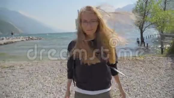 女孩在加德纳湖边散步视频的预览图