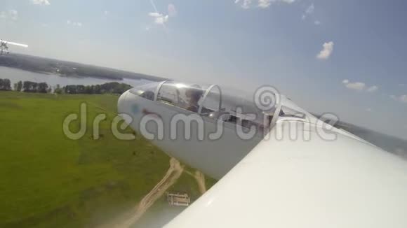 飞机起飞与飞行员在机舱空中视频视频的预览图