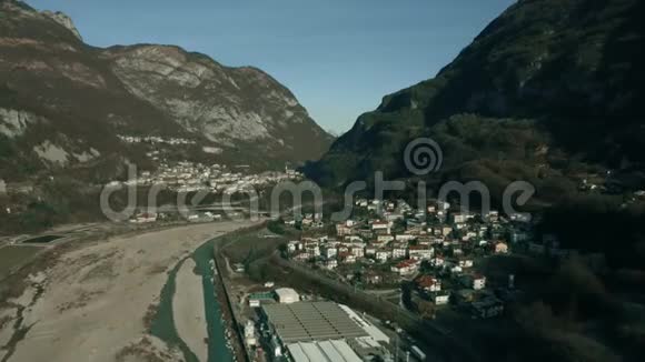 卡斯特利瓦佐科穆恩和科迪萨戈村的鸟瞰图意大利北部的典型景色视频的预览图