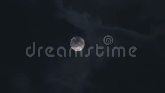 夜晚满月与云实时云在夜晚经过月亮视频的预览图