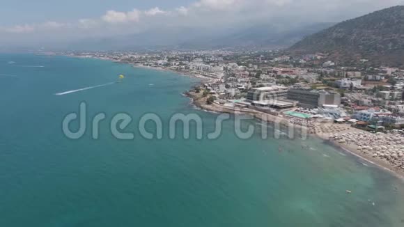 海滩和蓝海的空中全景希腊克里特岛人们游泳享受生活和暑假视频的预览图