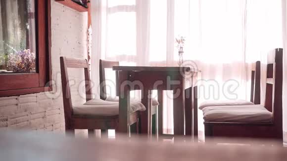 室内咖啡馆里的空木椅阳光明媚视频的预览图