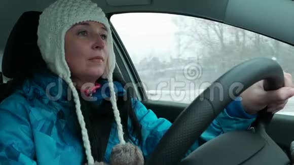 年轻的女司机集中精力开车视频的预览图