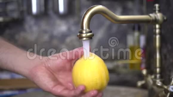 人们用水在水龙头下清洗柠檬视频的预览图