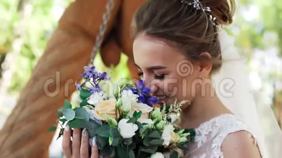 快乐美丽的年轻女子新娘在荡秋千视频的预览图