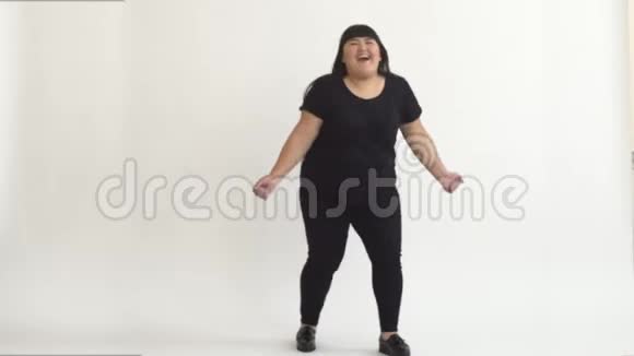 正宗的亚洲胖女孩在白色背景下跳舞和享受生活今天青年的陈规定型观念之外生活视频的预览图