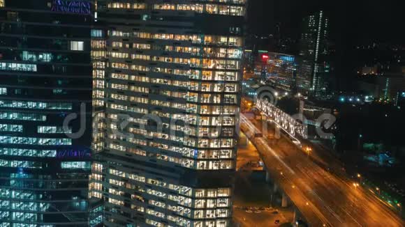 在繁忙的街道上欣赏城市摩天大楼夜晚视频的预览图