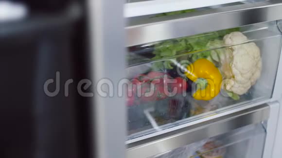 从冰箱里拿菜花的女人手视频的预览图