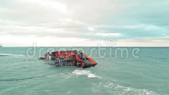 一艘货船搁浅了在多云的天气里带着海浪翻进海里这是一场人为的灾难视频的预览图