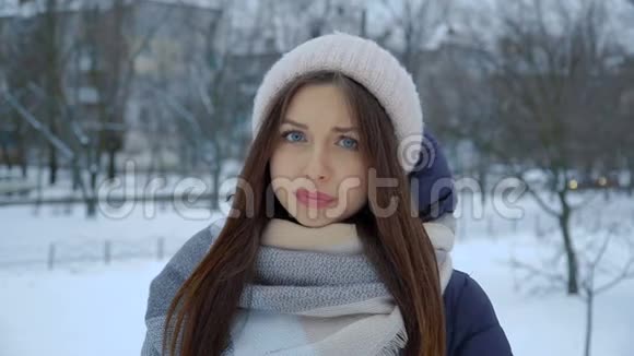年轻不快乐的愤怒的女性站在冬天的公园户外视频的预览图